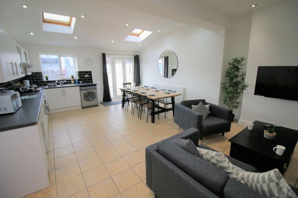 Large Modern House By Property Promise Cardiff Exterior photo