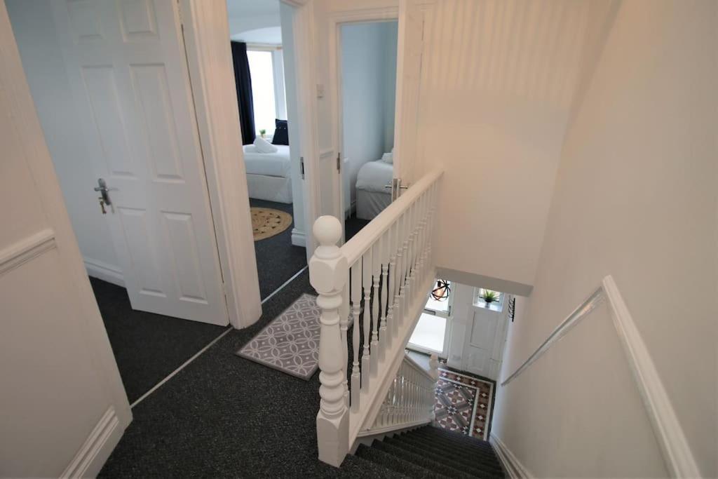 Large Modern House By Property Promise Cardiff Exterior photo
