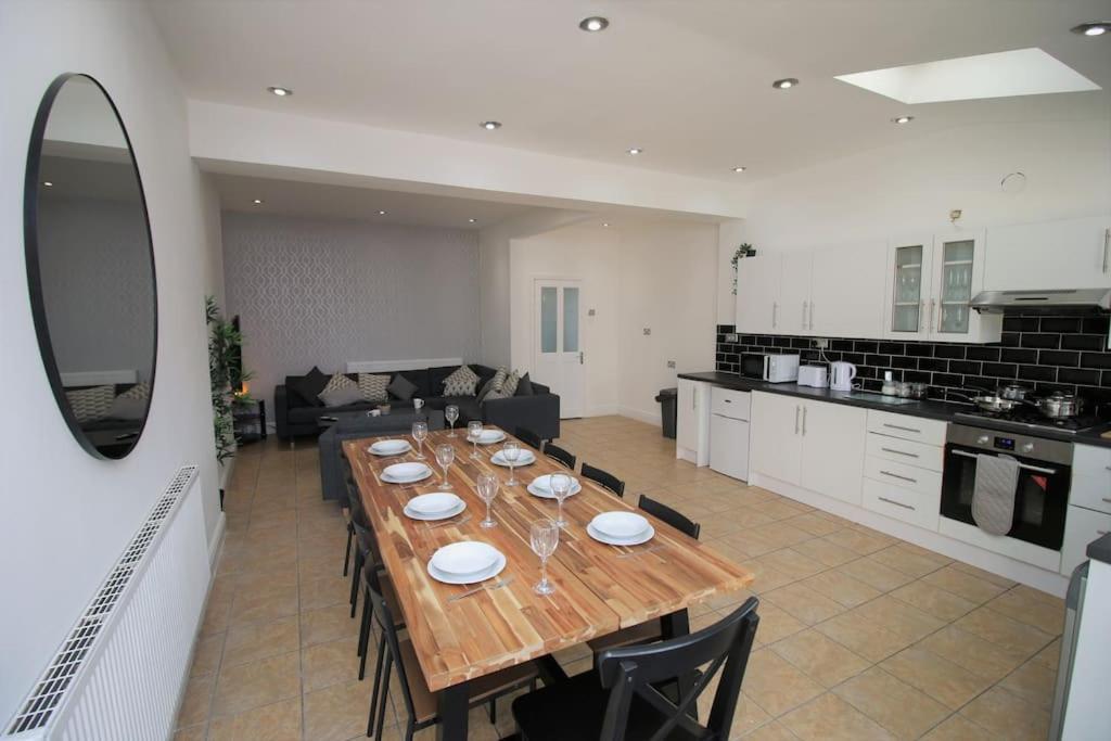 Large Modern House By Property Promise Cardiff Exterior photo